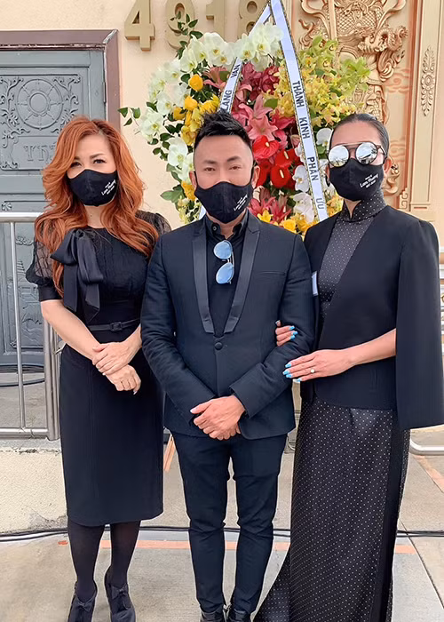 Hoài Tâm cũng đến viếng nhạc sĩ Lam Phương.