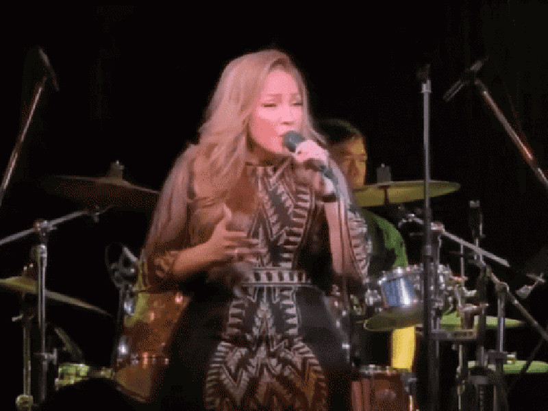 Không thể viếng nhạc sĩ Lam Phương, Thanh Hà tưởng niệm bằng nhạc phẩm "Nghẹn ngào" trên sân khấu.