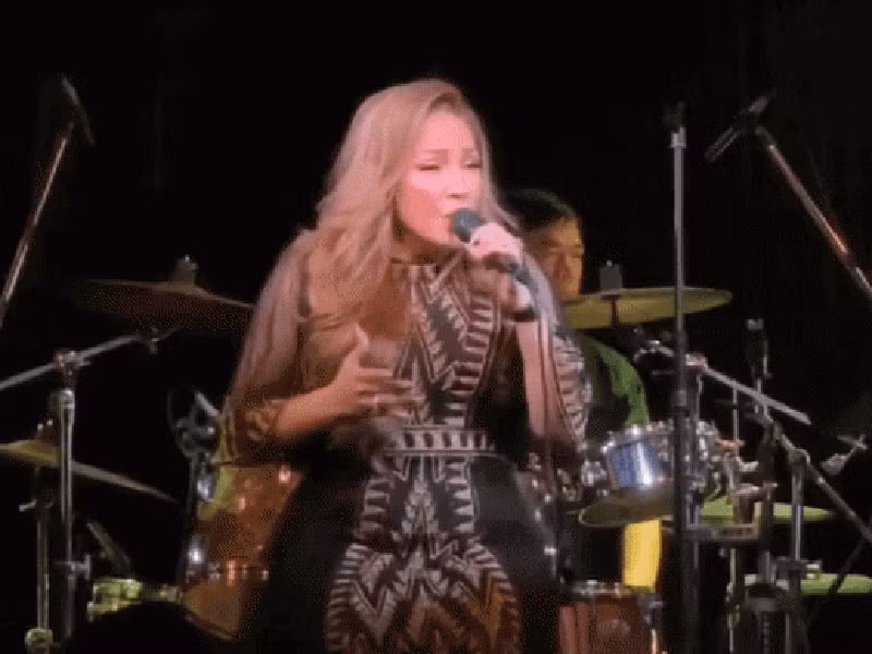 Không thể viếng nhạc sĩ Lam Phương, Thanh Hà tưởng niệm bằng nhạc phẩm "Nghẹn ngào" trên sân khấu.