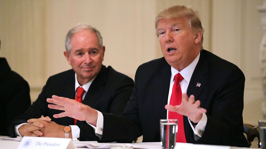 Tỷ phú Stephen Schwarzman là CEO của quỹ đầu tư nổi tiếng thế giới Blackstone. Ông từng phục vụ trong hội đồng cố vấn kinh doanh ngắn hạn của Tổng thống Trump. Nhận xét về cuộc bạo loạn ngày 6/1, vị CEO Blackstones nói: “Cuộc nổi dậy sau lời nhận xét của Tổng thống Trump là điều kinh hoàng và là sự sỉ nhục đối với các giá trị dân chủ mà nước Mỹ yêu quý. Tôi bị sốc và bất ngờ trước âm mưu phá hoại Hiến pháp của nhóm người này". Ông cũng bày tỏ cuộc bầu cử đã diễn ra rất minh bạch và cần có sự chuyển giao quyền lực một cách hòa bình. Ảnh: Getty Images.