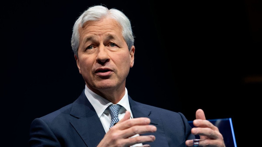 Ông Jamie Dimon là Chủ tịch và CEO của JPMorgan Chase - ngân hàng thương mại lớn nhất nước Mỹ. Ông Dimon đã "mạnh mẽ lên án" vụ bạo lực tại Washington. Vị tỷ phú bày tỏ các quan chức cần có trách nhiệm kêu gọi chấm dứt bạo lực, chấp nhận kết quả bầu cử và cần ủng hộ quá trình chuyển giao quyền lực một cách hòa bình. Ảnh: CNN.