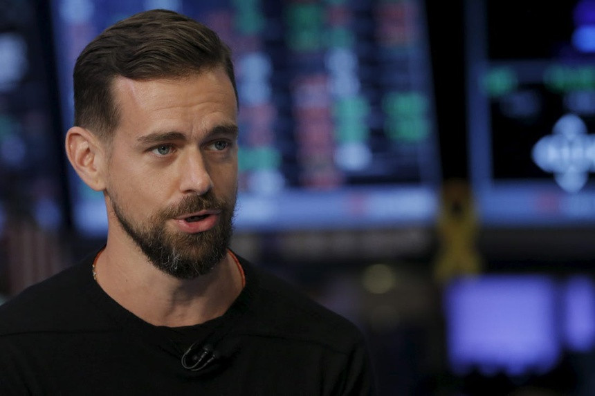 Tỷ phú Jack Dorsey - CEO Twitter - giữ trạng thái im lặng trước sự kiện gây chấn động. Tuy nhiên, mạng xã hội lớn nhất nước Mỹ đã gỡ một bài đăng về cuộc bạo loạn của tổng thống Trump và đe dọa sẽ khóa tài khoản của ông Trump nếu tiếp tục vi phạm các quy tắc liêm chính của công ty. Twitter cũng đã khóa tài khoản của vị tổng thống trong 12 giờ sau khi xóa 3 bài đăng liên quan đến vụ bạo động. Ảnh: Reuters.