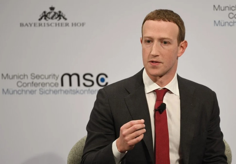 CEO Facebook Mark Zuckerberg thì chỉ trích việc ông Trump sử dụng nền tảng này "để giải khuây hơn là lên án hành động của nhóm bạo loạn tại Đồi Capitol". Vị tỷ phú lên án ông Trump đang sử dụng khoảng thời gian tại vị còn lại để phá hoại quá trình chuyển giao quyền lực. Bên cạnh đó, Facebook cũng xóa bài đăng và tạm khoá tài khoản của ông Trump trên Facebook và Instagram. Ảnh: SCMP.