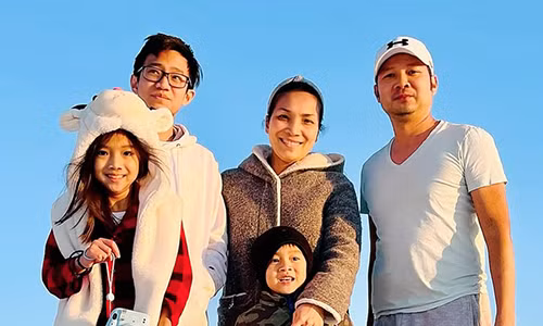 Ong xa Hong Ngoc mac COVID-19, lo lay cho vo con