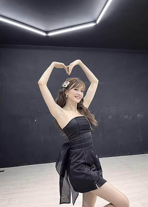 Nữ ca sĩ sinh năm 1991 theo đuổi gu thời trang gợi cảm.