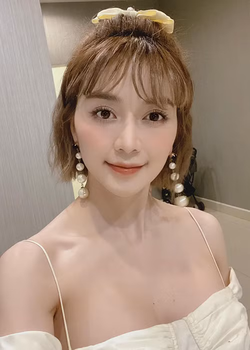 Năm 2011, khi đang là sinh viên năm 2 khoa Thanh nhạc, trường Cao đẳng Nghệ thuật Hà Nội, Thiều Bảo Trang tham dự cuộc thi Sao Mai. Tại sân chơi âm nhạc này, chị gái Thiều Bảo Trâm đoạt giải "Ca sĩ triển vọng".