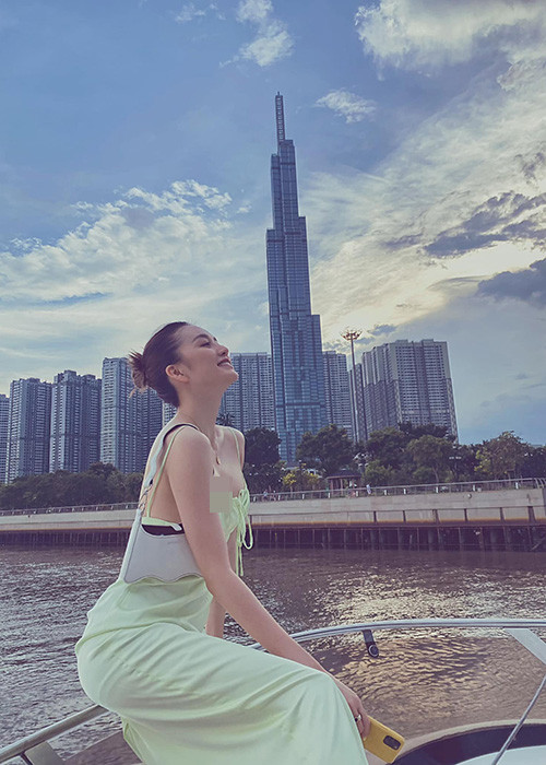 Ngược lại với hoạt động ca hát, chị gái Thiều Bảo Trâm lại gây chú ý với vẻ ngoài gợi cảm.