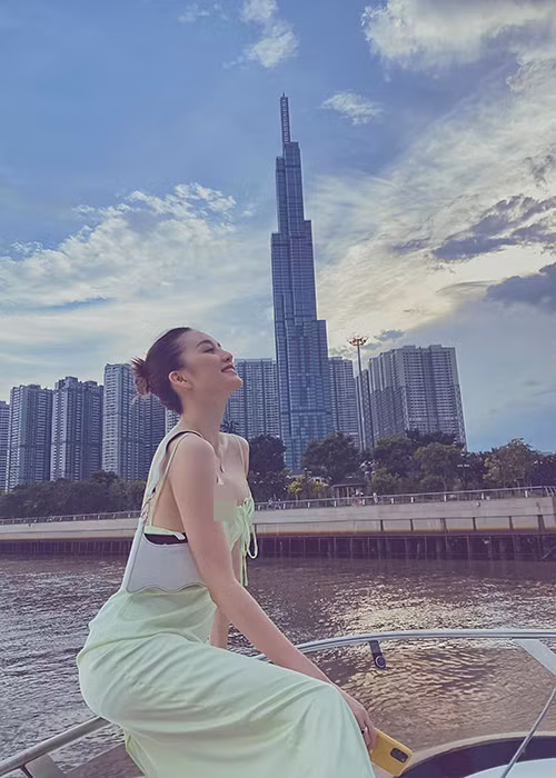 Ngược lại với hoạt động ca hát, chị gái Thiều Bảo Trâm lại gây chú ý với vẻ ngoài gợi cảm.