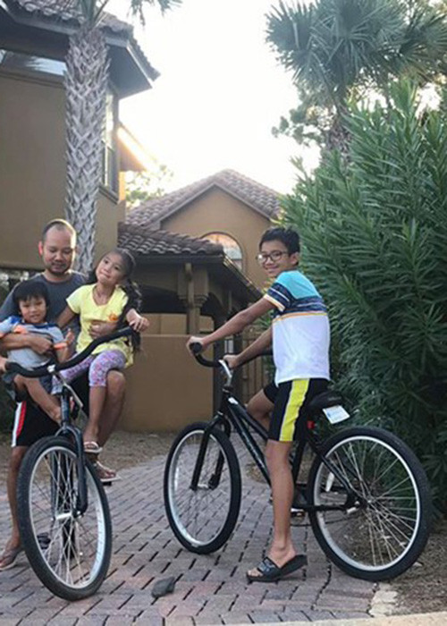 Chồng Hồng Ngọc chia sẻ, anh biết vợ thích ngôi nhà ở Destin, Florida nên cố gắng để nhận nhà trước dịp sinh nhật. Theo ông bầu, ngôi nhà có được từ mồ hôi nước mắt của vợ, còn anh chỉ giỏi biết cách sinh lợi tiền của vợ làm ra.