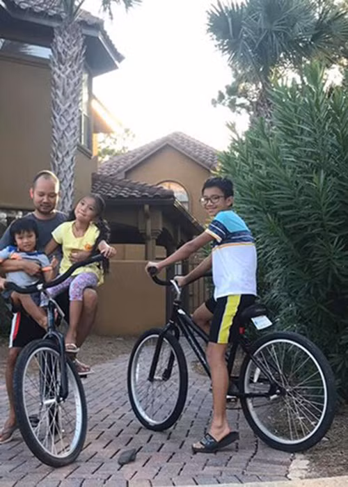 Chồng Hồng Ngọc chia sẻ, anh biết vợ thích ngôi nhà ở Destin, Florida nên cố gắng để nhận nhà trước dịp sinh nhật. Theo ông bầu, ngôi nhà có được từ mồ hôi nước mắt của vợ, còn anh chỉ giỏi biết cách sinh lợi tiền của vợ làm ra.