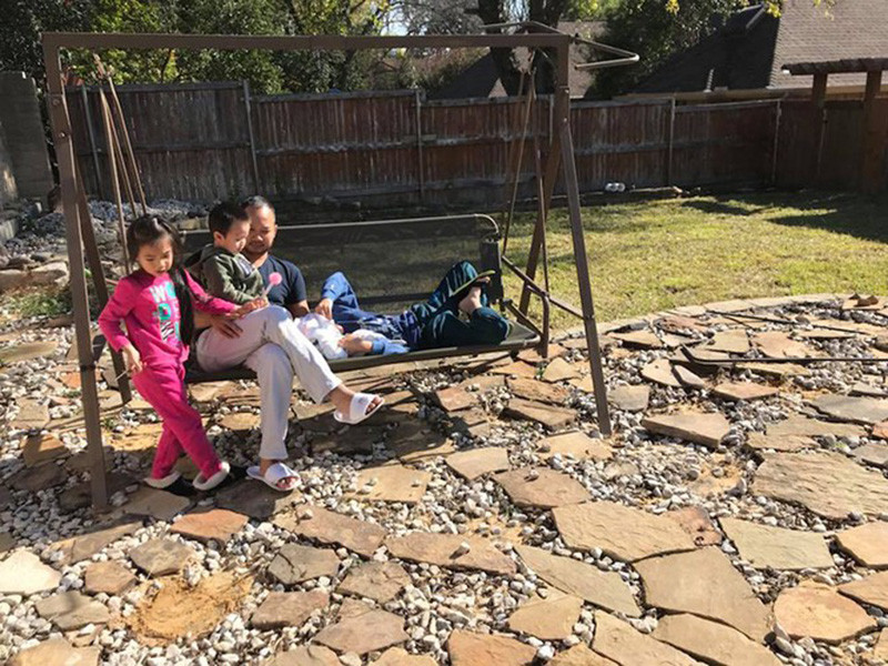 Khi Hồng Ngọc đi hát, chồng của cô là người chăm lo tất cả mọi việc nhà.