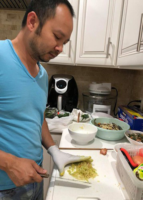 Ông bầu hải ngoại còn phụ giúp việc gia đình với vợ.