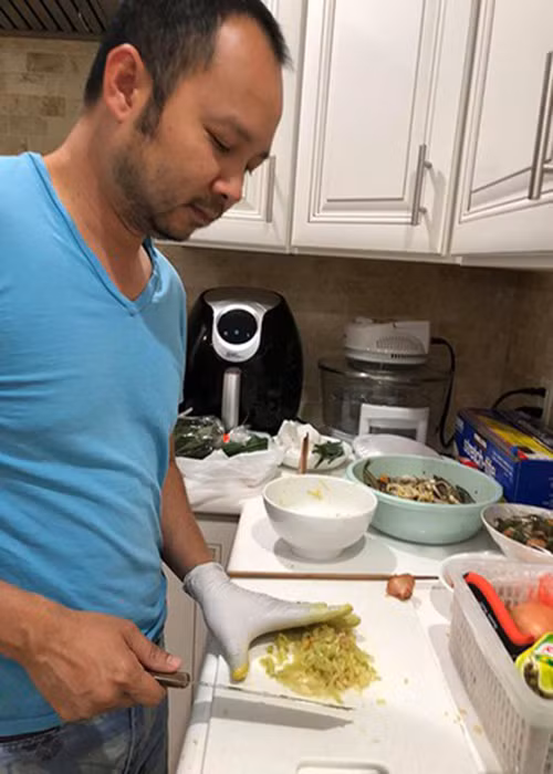 Ông bầu hải ngoại còn phụ giúp việc gia đình với vợ.