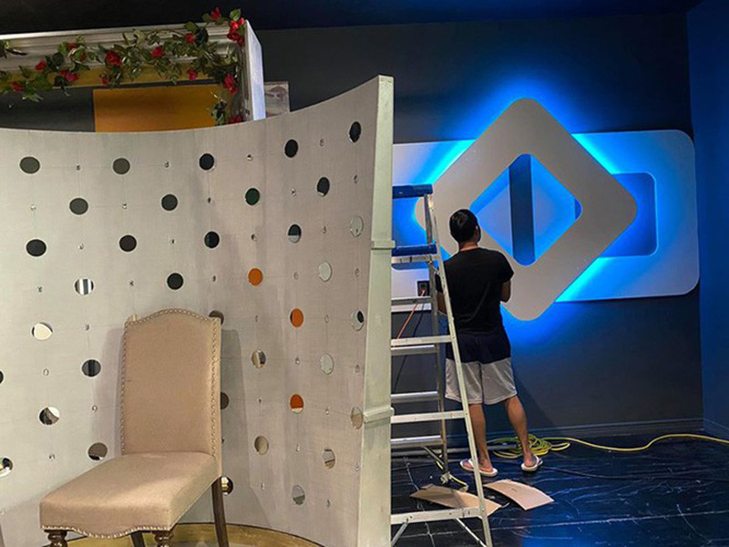 "Anh làm việc nhiều hơn tôi, tóc bạc hết cả. Mọi người cứ nói tôi cực nhưng tôi đi hát chỉ xách vali là đi chứ có cực gì đâu, người chuẩn bị cho mình mọi thứ mới cực kia. Tôi không sợ cực khổ về thể xác, chỉ sợ cực khổ về tinh thần. Anh là người cực về tinh thần khi lo lắng hết cho tôi", Hồng Ngọc chia sẻ.