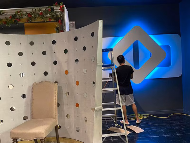 "Anh làm việc nhiều hơn tôi, tóc bạc hết cả. Mọi người cứ nói tôi cực nhưng tôi đi hát chỉ xách vali là đi chứ có cực gì đâu, người chuẩn bị cho mình mọi thứ mới cực kia. Tôi không sợ cực khổ về thể xác, chỉ sợ cực khổ về tinh thần. Anh là người cực về tinh thần khi lo lắng hết cho tôi", Hồng Ngọc chia sẻ.