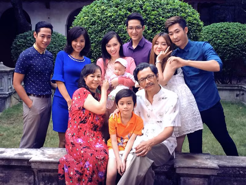 Mạnh Hưng tham gia nhiều phim đình đám như: "Hôn nhân trong ngõ hẹp", "Hoa hồng trên ngực trái", "Ghét thì yêu thôi", "Những nhân viên gương mẫu", "Đừng bắt em phải quên", “Để gió cuốn đi”, “Đường lên Điện Biên”, “Khi đàn ông góa vợ bật khóc”.