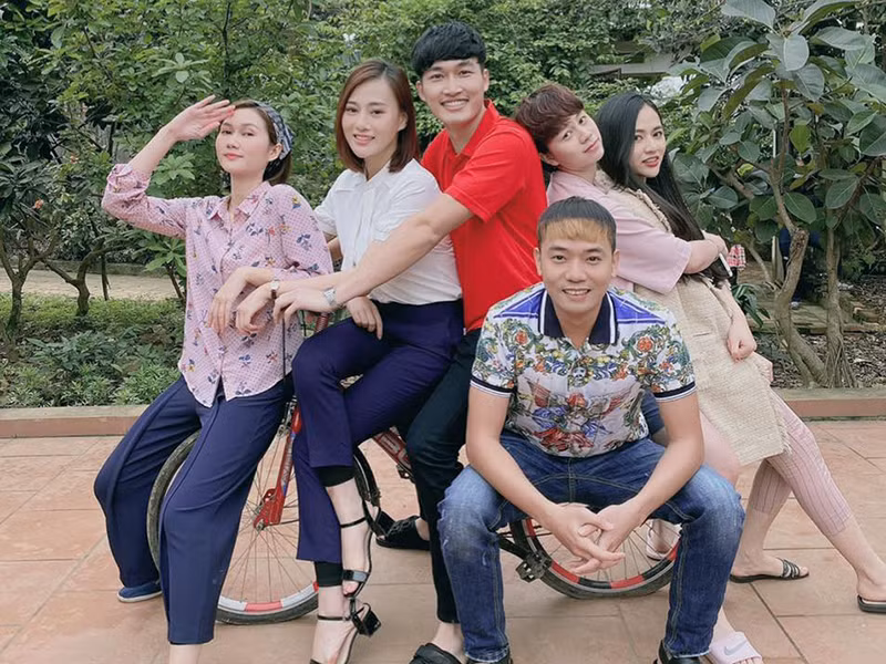 Việt Bắc không phải là gương mặt quá xa lạ với khán giả. Năm 2020, anh được chú ý nhờ vai Cân trong bộ phim truyền hình “Cô gái nhà người ta”.