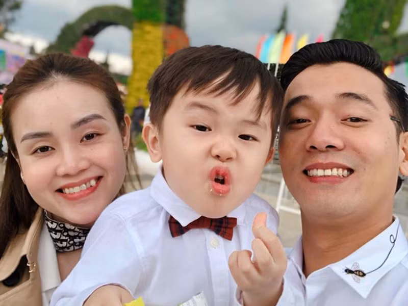 Bà xã của Việt Bắc kinh doanh, là hậu phương vững chắc để anh làm nghề. Ảnh: Zing