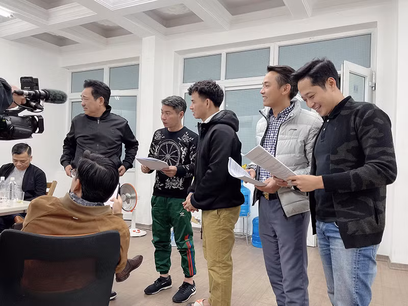 Ngoài Việt Bắc, Mạnh Hưng (ngoài cùng bên phải) cũng tham gia Táo quân 2021. Đây là lần đầu tiên anh góp mặt trong chương trình này.