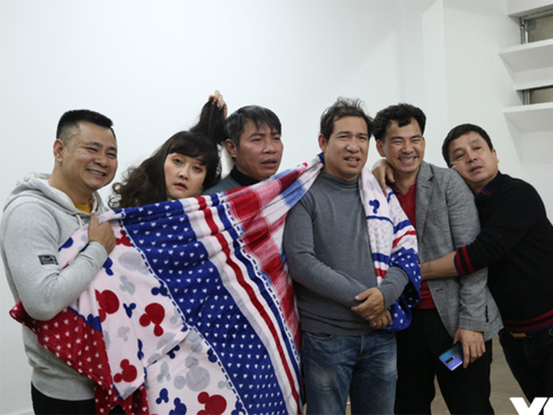 Khoảnh khắc mỗi nghệ sĩ mỗi biểu cảm ở hậu trường. Vân Dung làm tóc xấu, Chí Trung tỏ ra mệt mỏi, Xuân Bắc và Tự Long lại vui vẻ. Ảnh: VTV