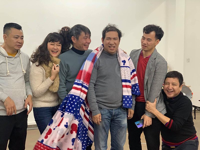 Mệt mỏi, vất vả tập luyện Táo quân 2021 nhưng dàn nghệ sĩ vẫn vui vẻ tạo dáng, biểu cảm khó đỡ để mang lại tiếng cười cho nhau.