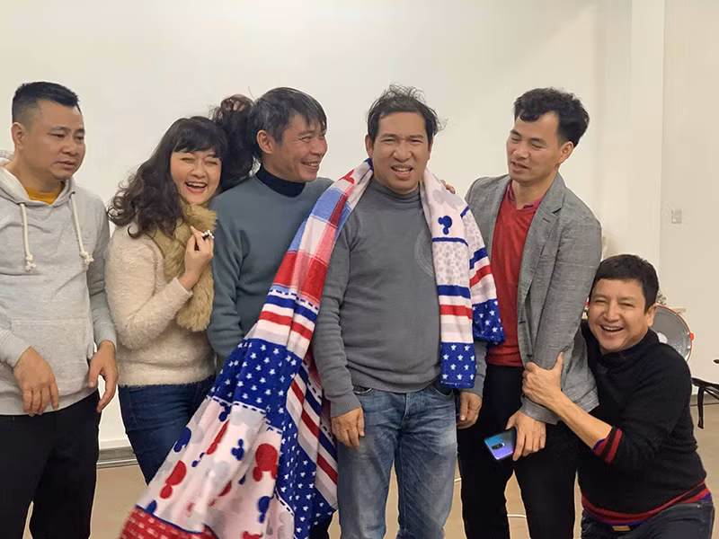 Mệt mỏi, vất vả tập luyện Táo quân 2021 nhưng dàn nghệ sĩ vẫn vui vẻ tạo dáng, biểu cảm khó đỡ để mang lại tiếng cười cho nhau.