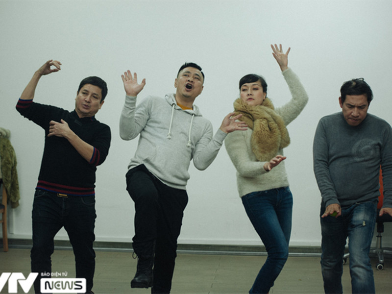 Các nghệ sĩ hăng say tập luyện trong buổi tập kéo dài. Ảnh: VTV