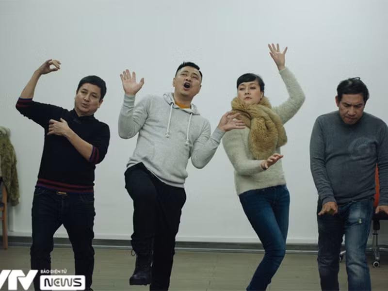 Các nghệ sĩ hăng say tập luyện trong buổi tập kéo dài. Ảnh: VTV