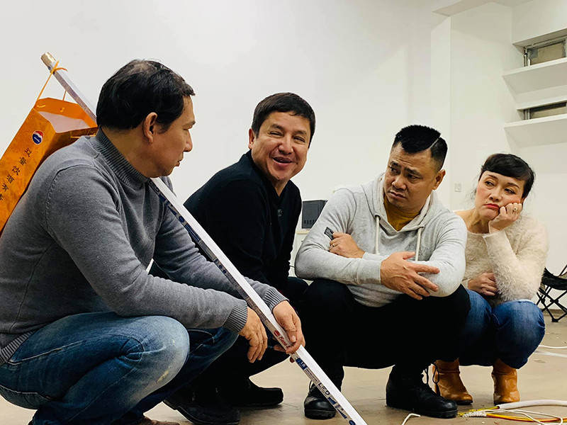 "Ngọc Hoàng: Này, sao nhìn các Táo năm nay cứ như 4 thầy trò đi thỉnh kinh thế kia? Bắc Đẩu: Thần nghi họ đang ủ mưu để thay thế ba thầy trò mình. Nam Tào: Hay là tiên hạ thủ vi cường. Ngọc Hoàng: Thâm hiểm thế nhưng mà ta thích", thành viên của ê-kíp viết.