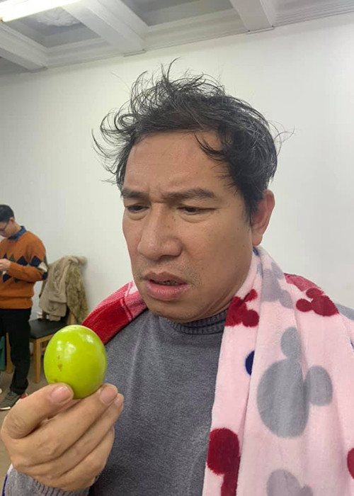 Quang Thắng cũng có biểu cảm chết cười khi tạo dáng với quả táo trong buổi tập luyện.