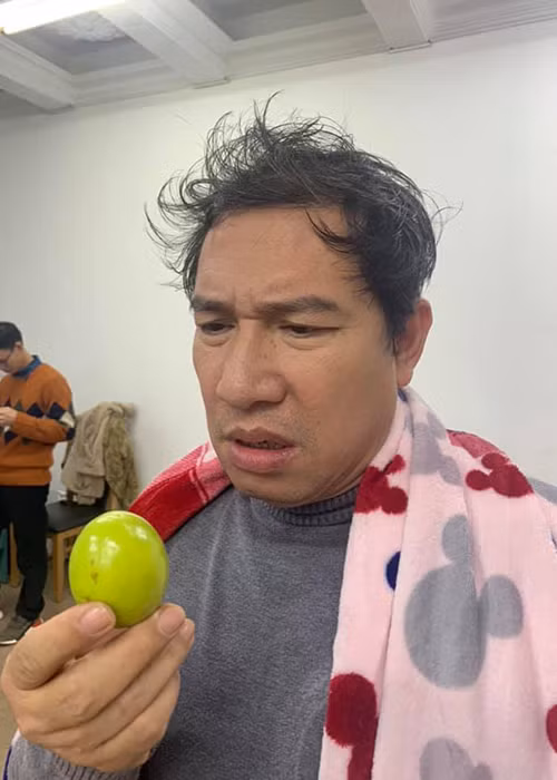 Quang Thắng cũng có biểu cảm chết cười khi tạo dáng với quả táo trong buổi tập luyện.