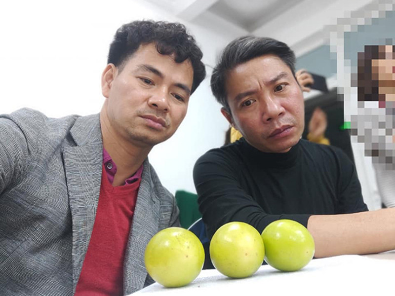 Từ vui vẻ, cả hai trở nên đầy suy tư nhìn những trái táo.