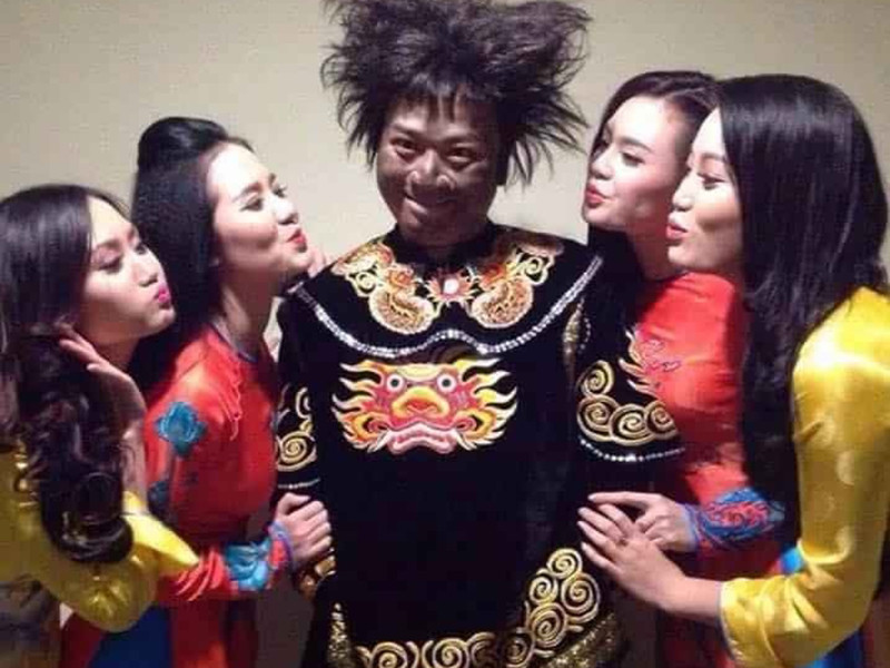 Tạo hình của Tiến Minh trong Táo quân 2014 là gương mặt đen xì, mái tóc bù xù.