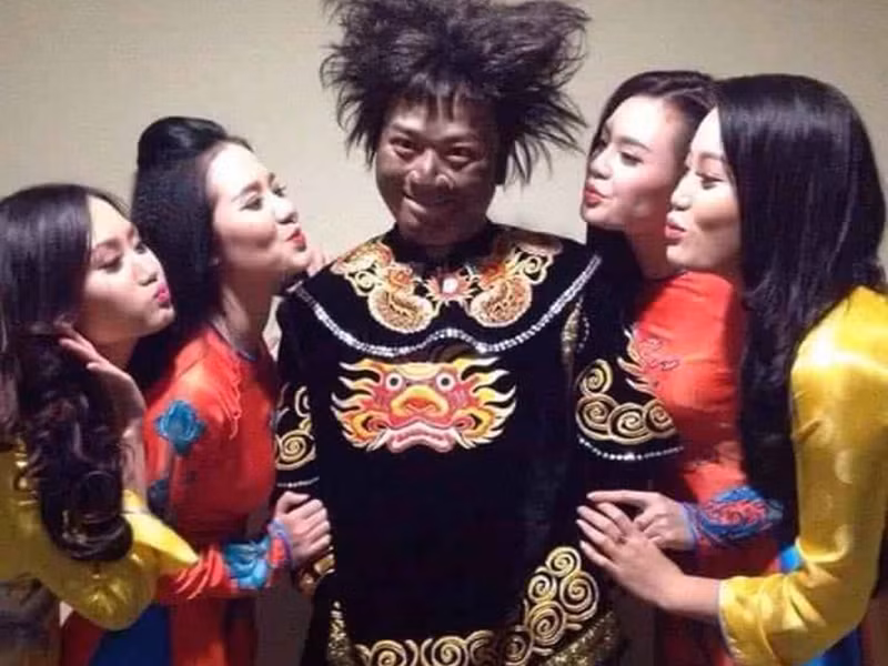 Tạo hình của Tiến Minh trong Táo quân 2014 là gương mặt đen xì, mái tóc bù xù.