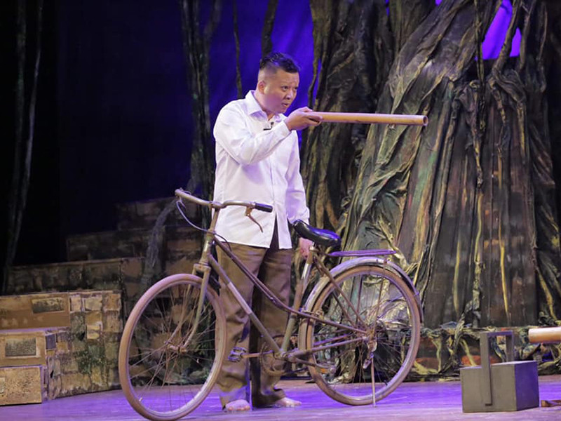 Hình ảnh tác giả "Nơi tình yêu bắt đầu" trên sân khấu kịch.