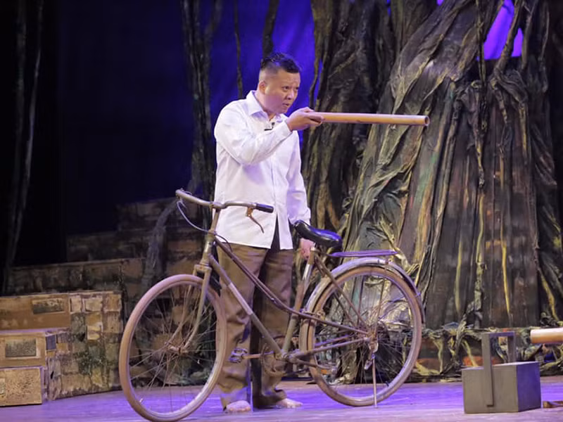 Hình ảnh tác giả "Nơi tình yêu bắt đầu" trên sân khấu kịch.