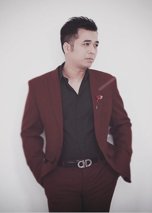 Thiên Lôi của Táo quân 2021 sinh năm 1978, là nhạc sĩ, ca sĩ, diễn viên phim truyền hình và kịch.