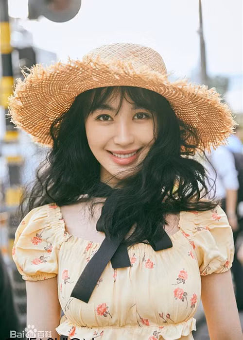 Tình cũ của Huỳnh Hiểu Minh sống kín tiếng, không nhắc đến chuyện tình cảm.