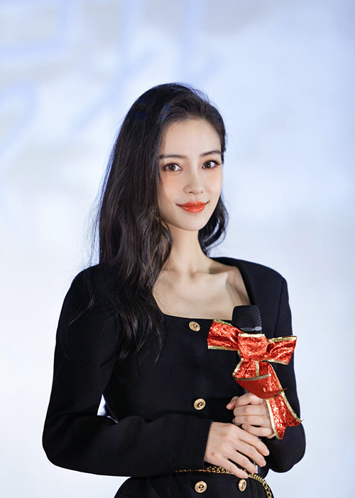 Hôn nhân giữa Angelababy và Huỳnh Hiểu Minh trong 1 năm trở lại đây vướng nghi vấn tan vỡ.