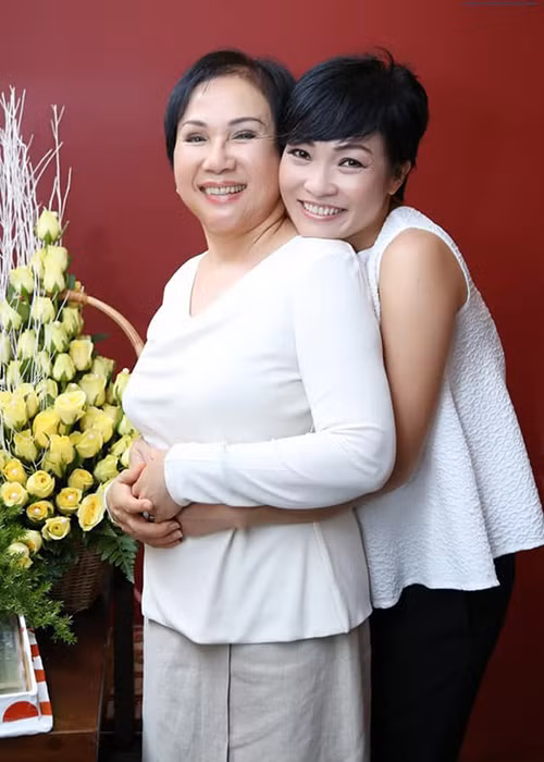 Phương Thanh chia sẻ hình ảnh bên ca sĩ Lệ Thu, đồng thời viết: "Tạm biệt idol danh ca Lệ Thu - tạm biệt mẹ Thu. Thế hệ con 1 lần hạnh phúc được hát trong live show của mẹ".