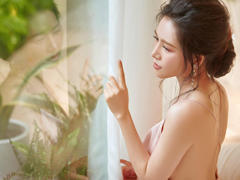 Văn Phượng khoe lưng trần quyến rũ trong một bộ ảnh.