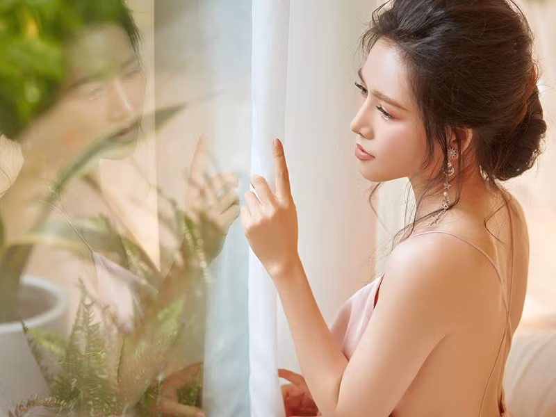 Văn Phượng khoe lưng trần quyến rũ trong một bộ ảnh.