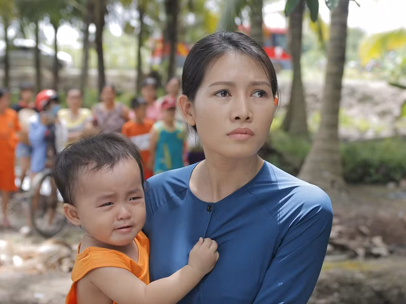 Vào vai Diệu, Văn Phượng không ngại đóng cảnh nguy hiểm như lao vào đám cháy, té sông. Nữ diễn viên cho biết, cô suýt bị đuối nước và cháy cả lông mày. Ảnh: Dân Việt