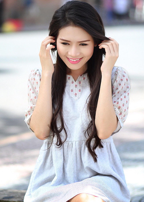 Cô từng đóng phim: “Trở về”, “Những khoảng trời riêng”, “Theo dấu hương xưa”, “Thầu chín ở Xiêm”, “Vùng đất không yên tĩnh”, “Trăng mùa mưa”, “Quê em”, “Trái tim màu xanh”, “Đổi đời”, “Vợ của chồng tôi”, “Một nửa nanh cọp”…