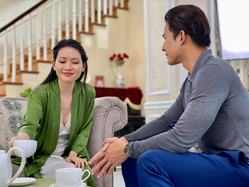 Văn Phượng tên đầy đủ là Văn Thị Phượng. Cô lấy nghệ danh là Văn Phượng dù thường bị trêu ghẹo với cái tên có vẻ nam tính.