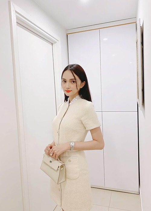 Quản lý hiện tại của Hương Giang nhanh chóng lên tiếng. Người này cho rằng quản lý cũ từng chơi xấu Hương Giang trong việc mua bản quyền Đại sứ hoàn mỹ về Việt Nam tổ chức song nữ ca sĩ vẫn bỏ qua.