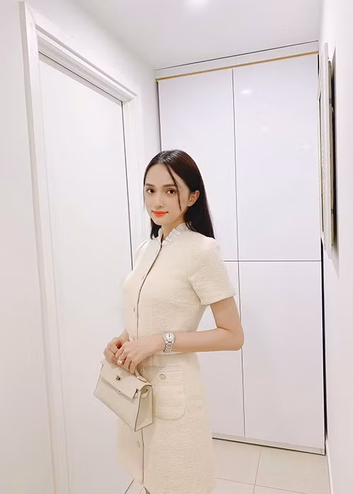 Quản lý hiện tại của Hương Giang nhanh chóng lên tiếng. Người này cho rằng quản lý cũ từng chơi xấu Hương Giang trong việc mua bản quyền Đại sứ hoàn mỹ về Việt Nam tổ chức song nữ ca sĩ vẫn bỏ qua.