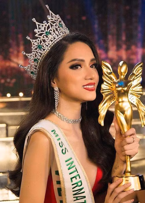 Sau đó, phía Hương Giang lên tiếng cho hay nữ ca sĩ đã sơ suất với nhiếp ảnh gia Milor Trần. Để giải quyết sự hiểu lầm, hai bên đã nói chuyện trực tiếp.