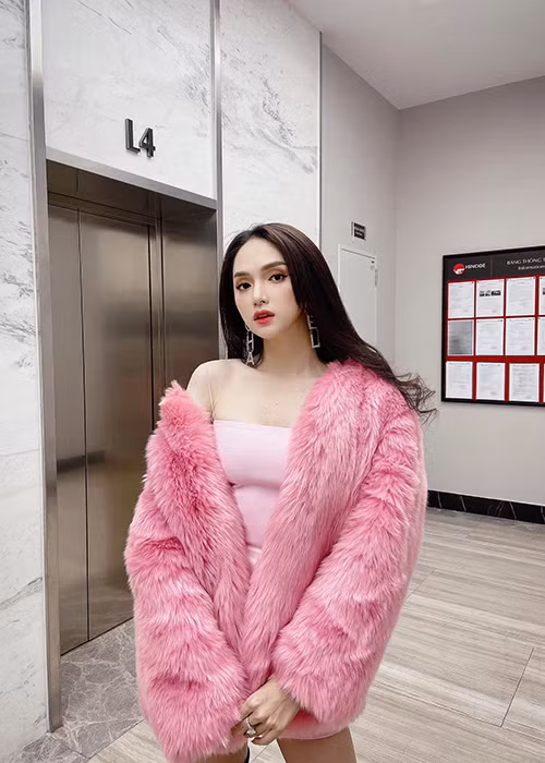 Ồn ào Hương Giang Idol bị tố vô ơn đang gây xôn xao dư luận. Cụ thể, một tài khoản Facebook được cho là quản lý cũ của Hương Giang viết: "3 năm trước bạn nhờ tôi đưa bạn đi thi hoa hậu. Rồi bạn đẩy tôi ra và tất cả ê-kíp đã từng đồng hành, cố gắng vì bạn", đồng thời gắn tên tài khoản Facebook của Hương Giang.