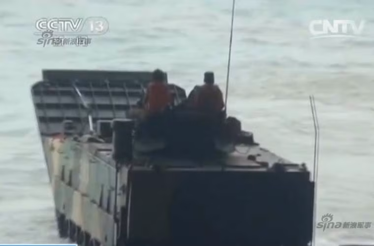 Xe chiến đấu lội nước bắt đầu rời tàu đổ bộ.